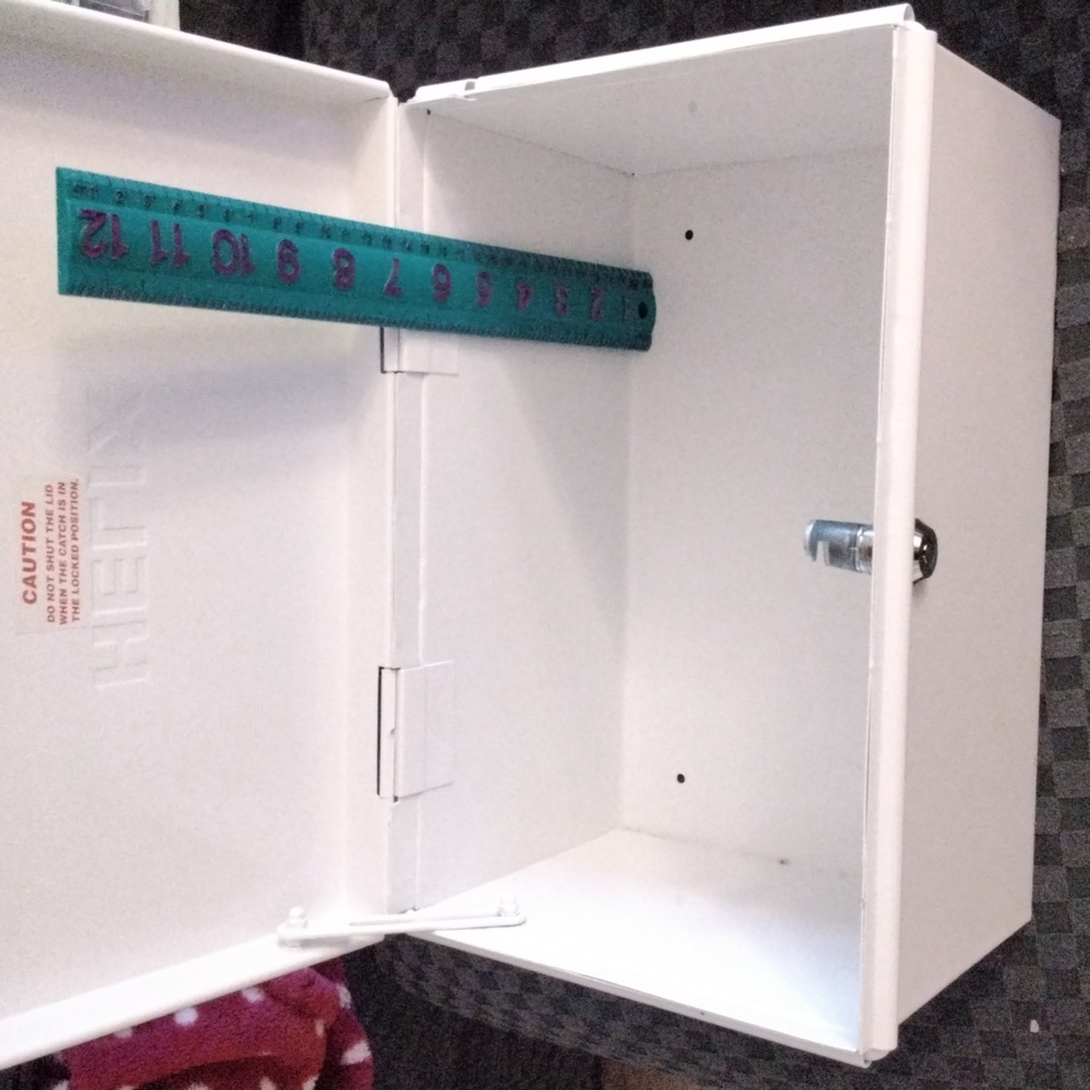 Metal medication lock box - Picture 3 of 4